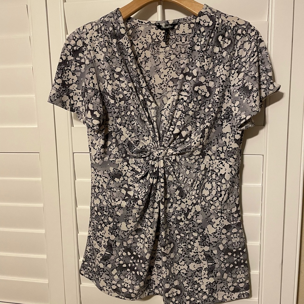 $5 ❤️‍🔥Flattering Daisy Fuentes top. Large